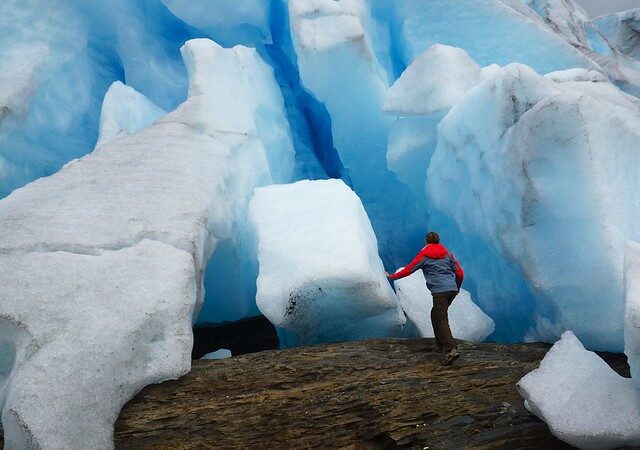 Climbing the glacier. (Photo: Julian-G. Albert, flickr.com)