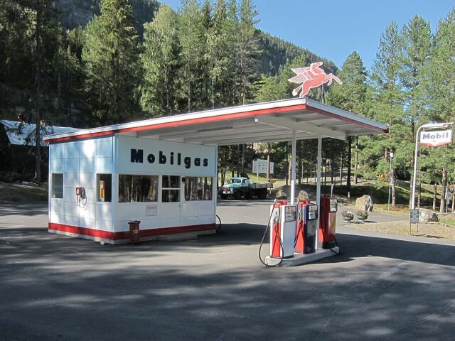 Mobil gas station Hunderfossen